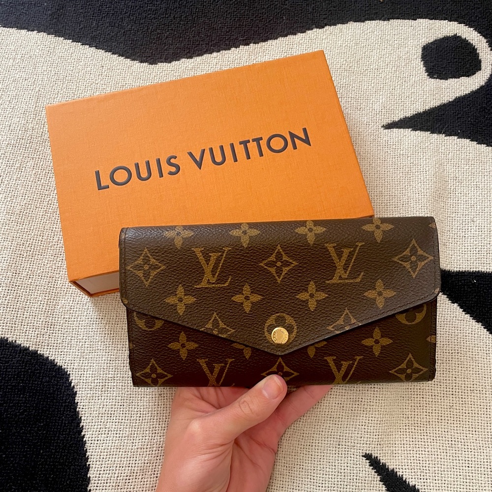 Authenticated Louis Vuitton Sarah Wallet Brown Monogram